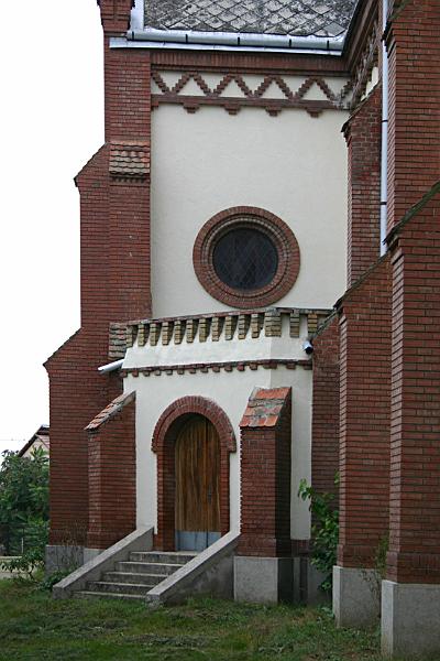 Rekasch - katholische Kirche, Seiteneingang.jpg